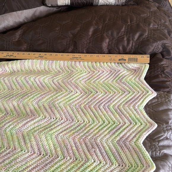 Adorable handmade crib blanket or lap blanket - Picture 3 of 6